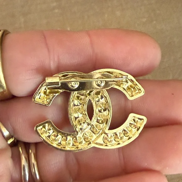 Gold tone double CC brooch - Picture 5 of 5